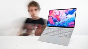 OLED opaco e iGPU sorprendente: Recensione Asus Expertbook Ultra