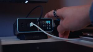 Come caricare lo smartphone senza danni alla batteria: consigli e falsi miti | VIDEO