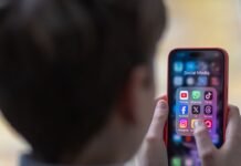 Sul tema social network ai minori, l’Italia è ancora ferma agli annunci (e alle polemiche)