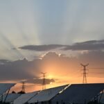 Usare l'energia solare per produrre elettricità dopo il tramonto: un team di ricercatori ha “hackerato” il legno per riuscirci