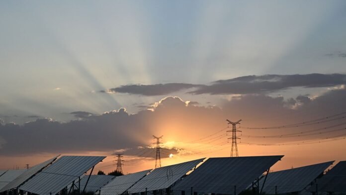 Usare l'energia solare per produrre elettricità dopo il tramonto: un team di ricercatori ha “hackerato” il legno per riuscirci