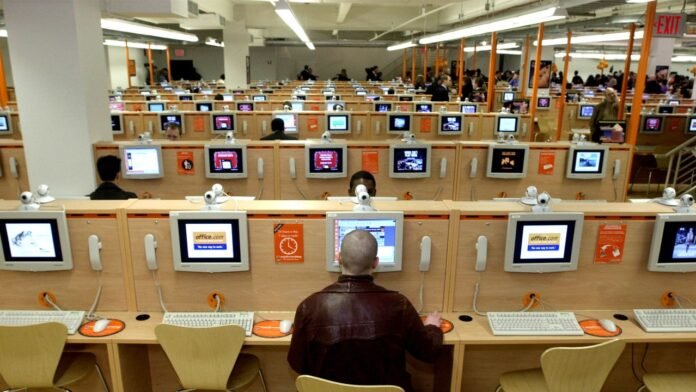 Dalla pubblicità online all’AI, così il web ha trasformato le persone in target (e ora rischia di implodere)