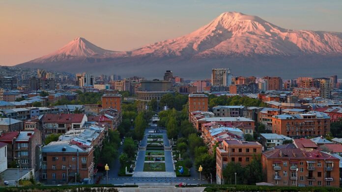 Perché mezzo mondo (europeo e occidentale) si è dato appuntamento in Armenia proprio nei giorni in cui lo stretto di Hormuz ribolle? Perché mezzo mondo (europeo e occidentale) si è dato appuntamento in Armenia proprio nei giorni in cui lo stretto di Hormuz ribolle?