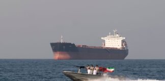 Stretto di Hormuz, come la flotta di piccole imbarcazioni iraniane armate sta paralizzando la navigazione. È la mosquito fleet