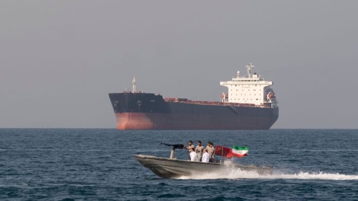Stretto di Hormuz, come la flotta di piccole imbarcazioni iraniane armate sta paralizzando la navigazione Stretto di Hormuz, come la flotta di piccole imbarcazioni iraniane armate sta paralizzando la navigazione. È la mosquito fleet
