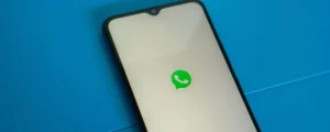 Nessuno vedrà dove sei davvero: come cambiare posizione su WhatsApp