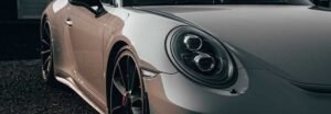 Porsche prova a scacciare la crisi con un nuovo piano per il 2035